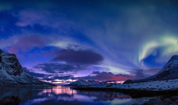 ノルウェーのトロムソで夜に湖や岩の多い丘の上のオーロラの風景 — ストック写真