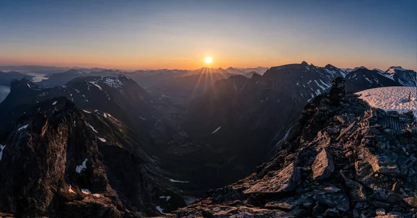 Tiro Panorâmico Montanhas Rochosas Sob Luz Solar Durante Belo Nascer — Fotografia de Stock