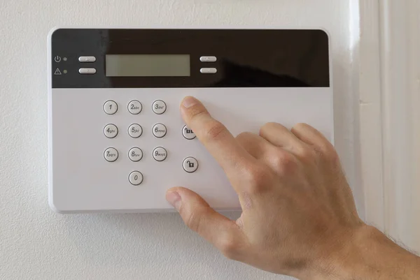 Homme Installe Une Alarme Dans Appartement — Photo
