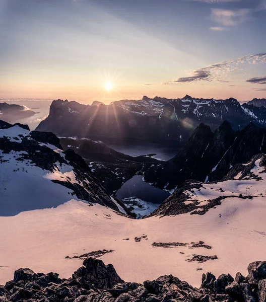晨光下 湖中的风景 被积雪覆盖着的岩石小山环绕着 — 图库照片