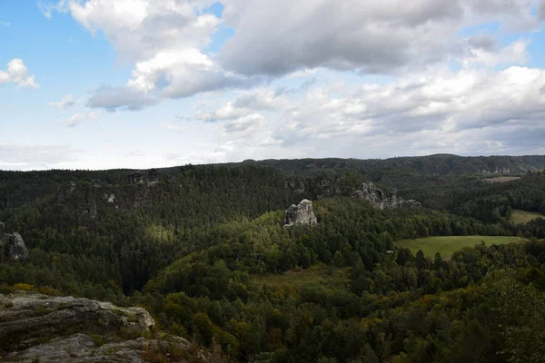 Uma Bela Vista Formações Rochosas Com Vegetação Área Caminhadas Basteigebiet — Fotografia de Stock