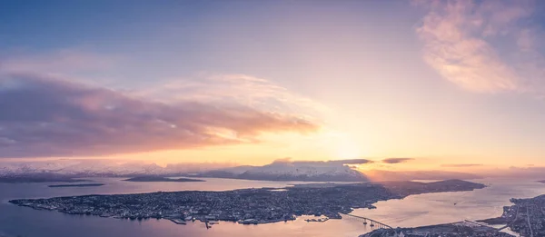 Uma Foto Panorâmica Uma Cidade Cercada Pelo Mar Sob Luz — Fotografia de Stock