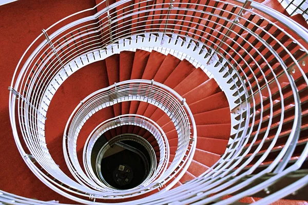 Uma Vista Superior Das Escadas Sinuosas Edifício Moderno — Fotografia de Stock