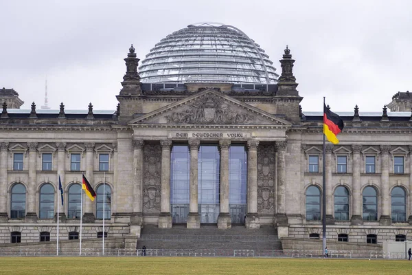 德国柏林一个晴朗的天空下的国会大厦 — 图库照片