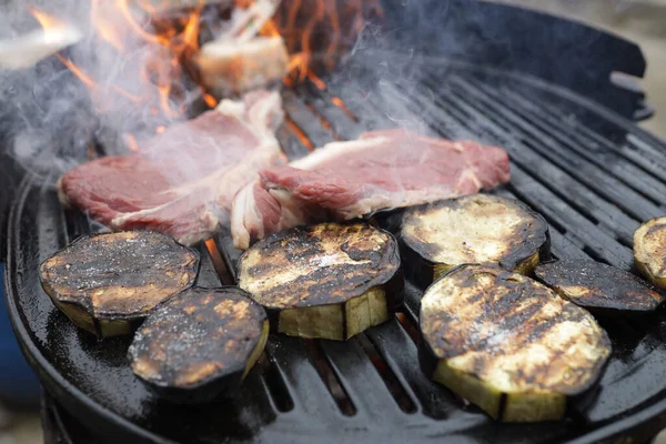 Het Proces Van Barbecueën Met Vleesfilets Groenten Een Grill — Stockfoto