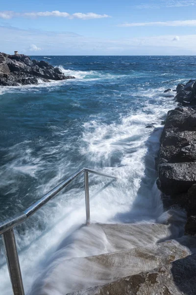 夏のサイプレス海岸の強い波の自然の景色 — ストック写真