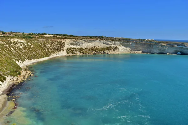 Delimara Marsaxlokk Malta 2015年9月10日 夏に青いターコイズブルーの海を持つ白い崖Delimara Malta海岸線 地中海で 湾の形成と海の浸食の証拠 — ストック写真