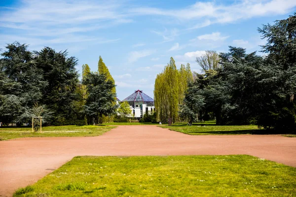 Parque Urbano Lleno Árboles Bajo Cielo Azul Nublado — Foto de Stock