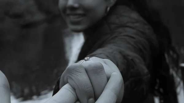 Fuoco Superficiale Una Mano Donna Con Anello Fidanzamento Esso Con — Foto Stock