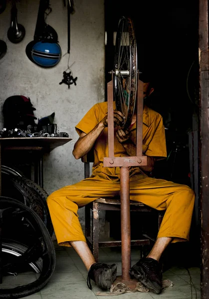 Tiro Vertical Homem Reparando Uma Roda Bicicleta Uma Oficina Reparo — Fotografia de Stock