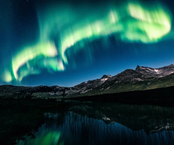 Paisaje Las Auroras Boreales Sobre Lago Colinas Rocosas Por Noche —  Fotos de Stock