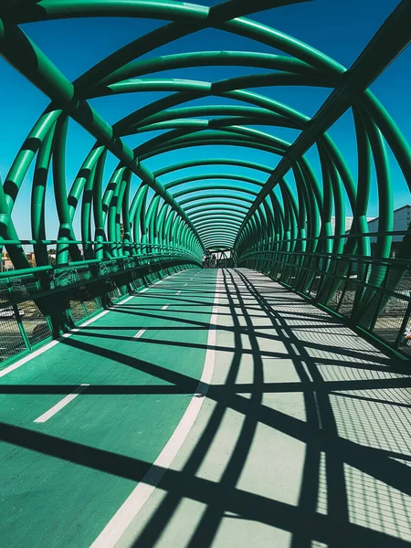 Een Verticaal Shot Van Een Moderne Metalen Brug Blauwe Lucht — Stockfoto