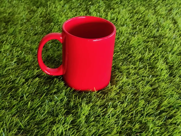 Closeup Shot Red Empty Mug Green Grass Lawn — Stock Photo, Image