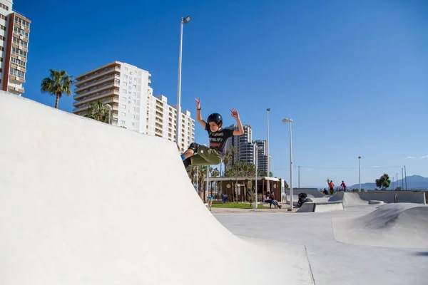 Primer Plano Adolescente Hispano Parque Skate Contra Cielo Azul — Foto de Stock