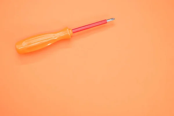 Eine Draufsicht Auf Einen Orangefarbenen Schraubenzieher Auf Buntem Hintergrund — Stockfoto