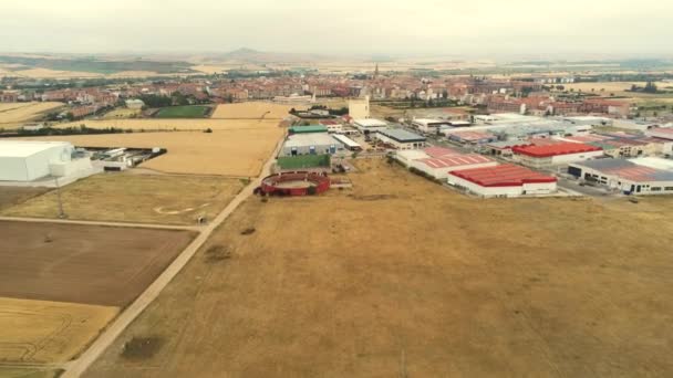 Luftaufnahme Von Häusern Und Gebäuden Auf Einem Landwirtschaftlichen Feld Leiva — Stockvideo
