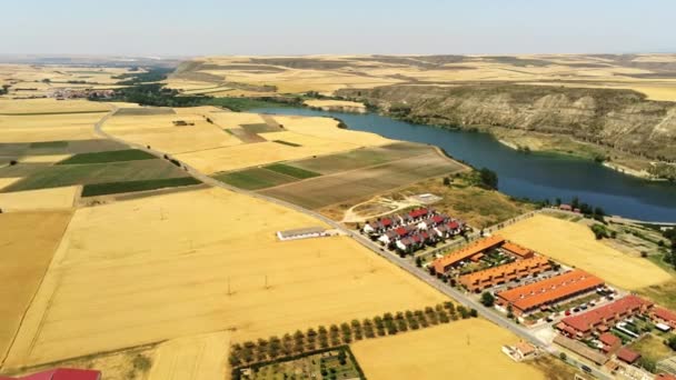4KでスペインのLeeva Riojaの農業分野での住宅や建物の空中撮影 — ストック動画