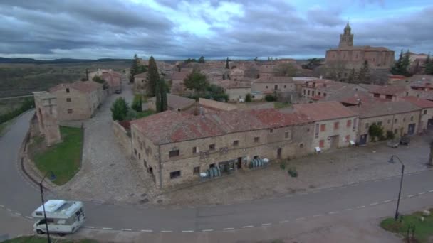 4Kでスペインのソリアのメディナチェリの歴史的村の空中ビュー — ストック動画