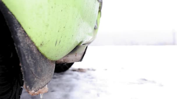 Yüksek Çözünürlüklü Karla Kaplı Bir Arabanın Egzoz Borusuna Yakın Çekim — Stok video