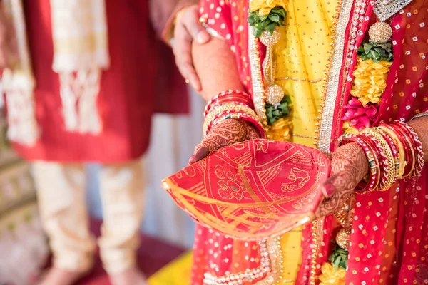 결혼식 의식을 행하고 인디언 신부의 — 스톡 사진