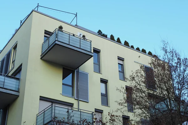 Eine Malerische Aufnahme Moderner Gebäude Mit Balkonen Vor Blauem Himmel — Stockfoto