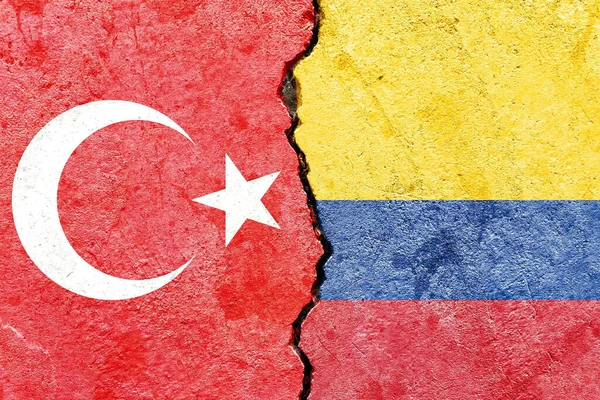 トルコの旗とコロンビアの旗が壁の背景に割れている — ストック写真