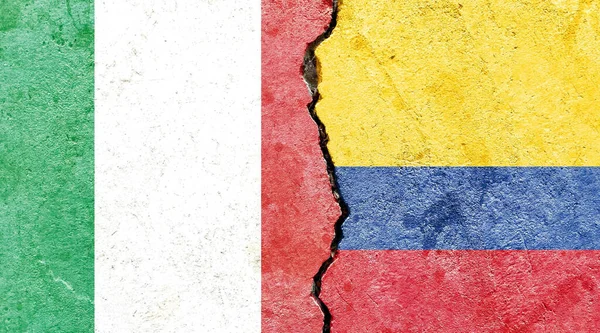 Σημαία Της Ιταλίας Και Της Κολομβίας Ένα Ραγισμένο Φόντο Τοίχου — Φωτογραφία Αρχείου