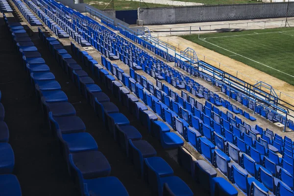 Stade Avec Nombreux Sièges Bleus Pendant Journée — Photo