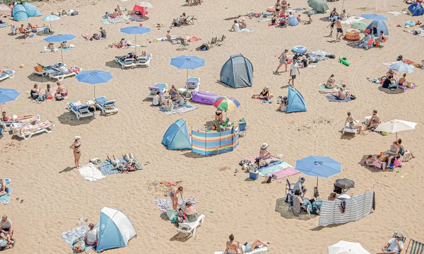 Broadstairs Reino Unido Maio 2021 Pessoas Tomando Banho Sol Relaxando — Fotografia de Stock