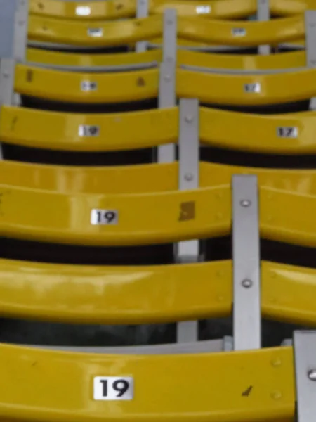 Eine Nahaufnahme Ungerader Geschlossener Stadionstühle Konzept Zur Sozialen Distanzierung Covid19 — Stockfoto