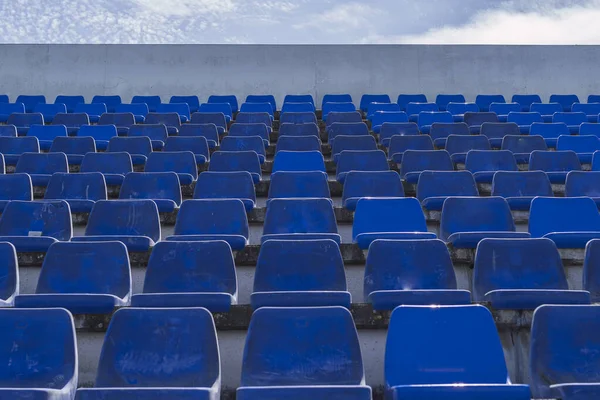 Tagsüber Ein Stadion Mit Vielen Blauen Sitzen — Stockfoto