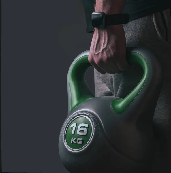 Kettlebell Μαύρο Φόντο Γροθιά Ενός Αθλητή Που Πιάνει Κέτλμπελ Κοντινό — Φωτογραφία Αρχείου