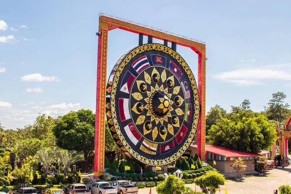 Gong Gigante Budista Con Banderas Del Sudeste Asiático Wat Tham —  Fotos de Stock