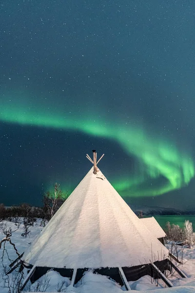 Pionowe Ujęcie Tradycyjnego Tipi Zaśnieżonym Lesie Tle Zorzy Polarnej Tromso — Zdjęcie stockowe