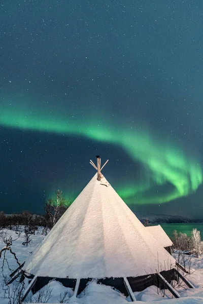 Disparo Vertical Tipi Tradicional Bosque Nevado Sobre Fondo Luces Boreales — Foto de Stock