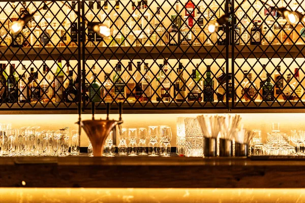 Una Vista Panoramica Bar Con Una Varietà Bevande Bicchieri — Foto Stock