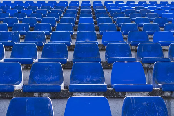 昼間は青い席が多いスタジアム — ストック写真