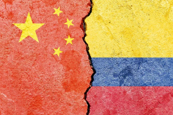 Vlag Van China Colombia Vlag Een Gebarsten Muur Achtergrond — Stockfoto