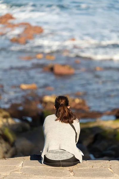 Rear View Lonely Woman Sitting Rocky Surface — Stock Photo, Image