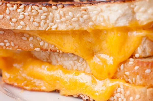 Kleverige Heerlijke Gegrilde Kaas Sandwiches Tweeën Gesneden — Stockfoto