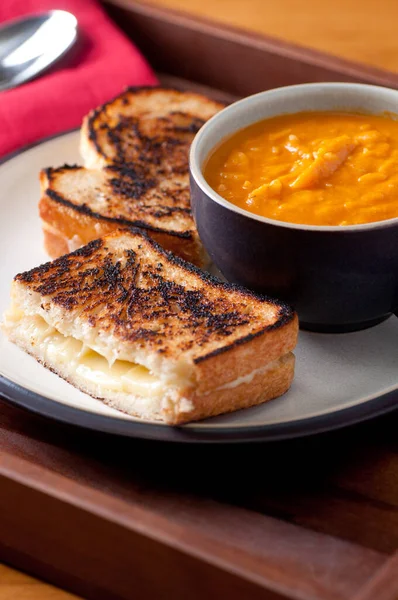 チキンエンドウとトマトスープのグリルチーズサンドイッチ — ストック写真