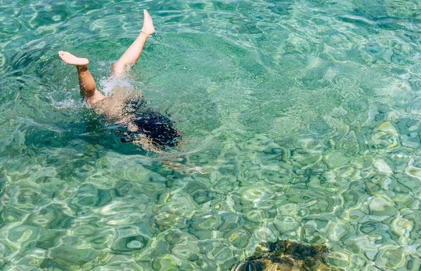 透明水で美しい隠されたビーチの近くに若い観光客の水泳とダイビング — ストック写真