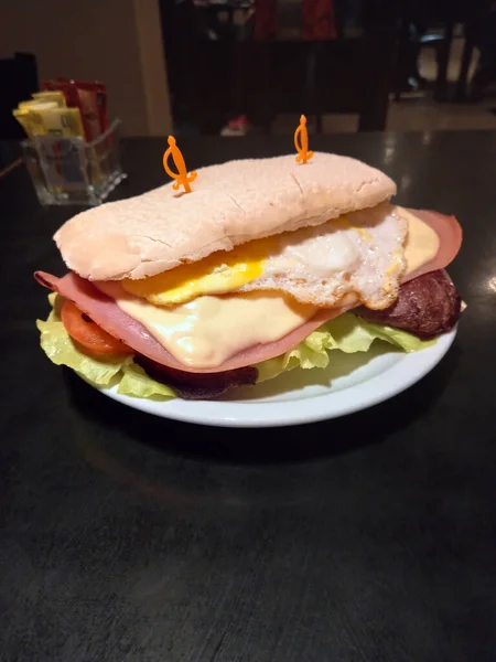 Nahaufnahme Eines Rinderfilets Sandwich Mit Käse Schinken Tomate Und Salat — Stockfoto