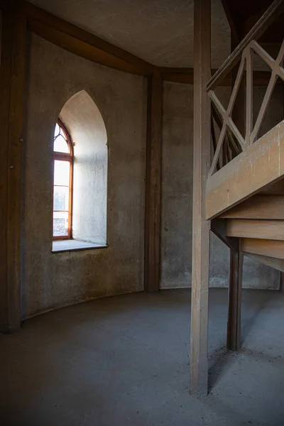 Tiro Vertical Uma Antiga Sala Construção Com Escadas Madeira Uma — Fotografia de Stock