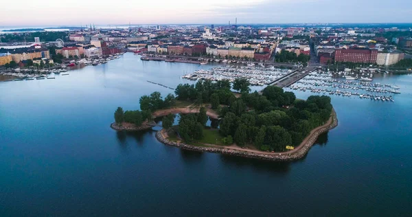 芬兰Uusimaa赫尔辛基Tervasaari岛与城市景观和赫尔辛基大教堂的空中景观 阳光明媚的夏日黎明 — 图库照片