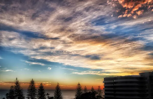 Una Silueta Árboles Edificios Durante Una Impresionante Puesta Sol Australia — Foto de Stock