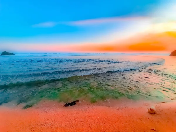 Vista Desfocada Movimento Uma Praia Areia Para Alcançar Ondas Oceano — Fotografia de Stock