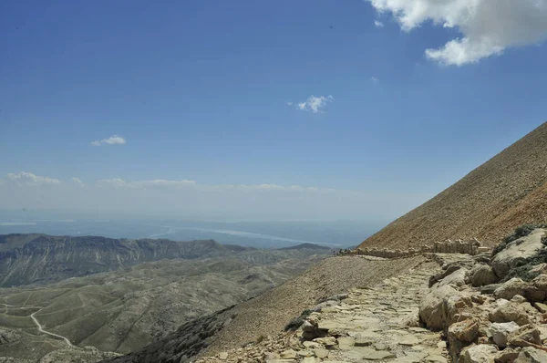 Naturskön Utsikt Över Stenig Terräng Mount Nemrut Turkiet Med Bergig — Stockfoto