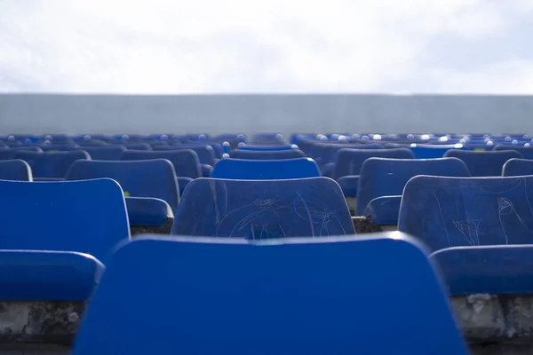 Tagsüber Ein Stadion Mit Vielen Blauen Sitzen — Stockfoto