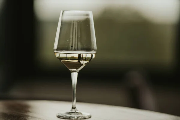 Primo Piano Bicchiere Vino Bianco Mezzo Pieno — Foto Stock